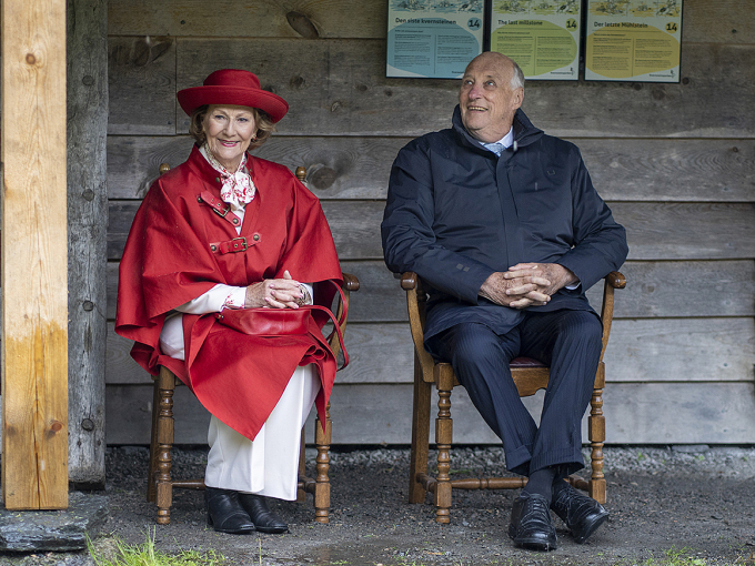 Kong Harald og Dronning Sonja i Kvernsteinsparken i Hyllestad. Foto: Heiko Junge / NTB